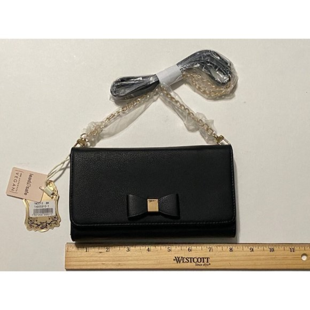Alyssa Crossbody Black Vegan Purse Snap Closure Credit Card Coin Pocket NWT